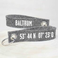 Filzschlüsselanhänger Baltrum mit Koordinaten grau