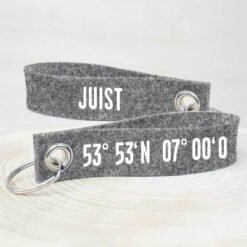 Filzschlüsselanhänger Juist mit Koordinaten grau