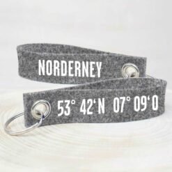 Filzschlüsselanhänger Norderney mit Koordinaten grau