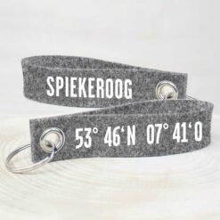 Filzschlüsselanhänger Spiekeroog mit Koordinaten grau