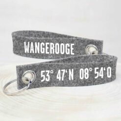 Filzschlüsselanhänger Wangerooge mit Koordinaten grau